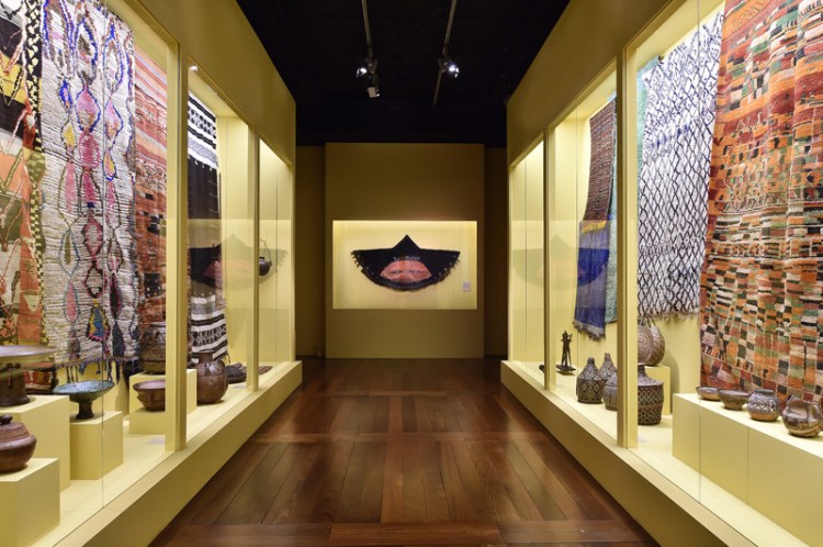 D_Vue_de_l_exposition_Femmes_berberes_du_Maroc_Fondation_Pierre_Berge_Yves_Saint_Laurent_photo_Luc_Castel copie