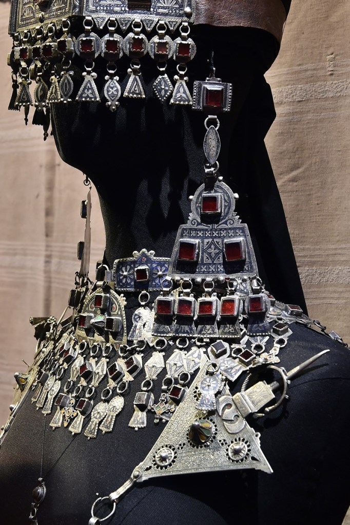 J_Detail_d_une_parure_Ida_Ou_Nadif_Anti_Atlas_central_Exposition_Femmes_berberes_du_Maroc_Fondation_Pierre_Berge_Yves_Saint_Laurent_photo_Luc_Castel copie
