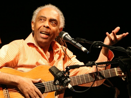 Gilberto Gil, artiste engagée dans le Tropicalisme (un mouvement culturel hippie opposé au nationalisme)